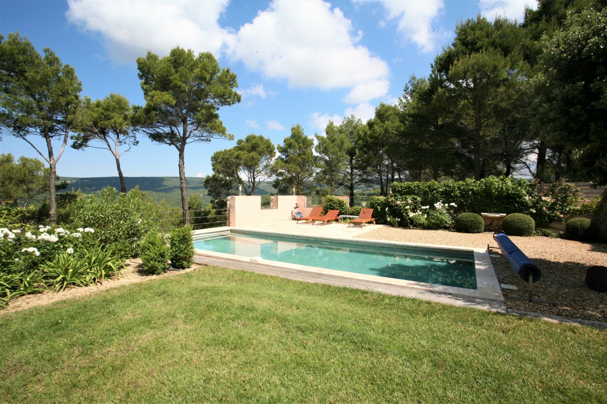A l'orée d'un village du Luberon superbe villa en pierres   