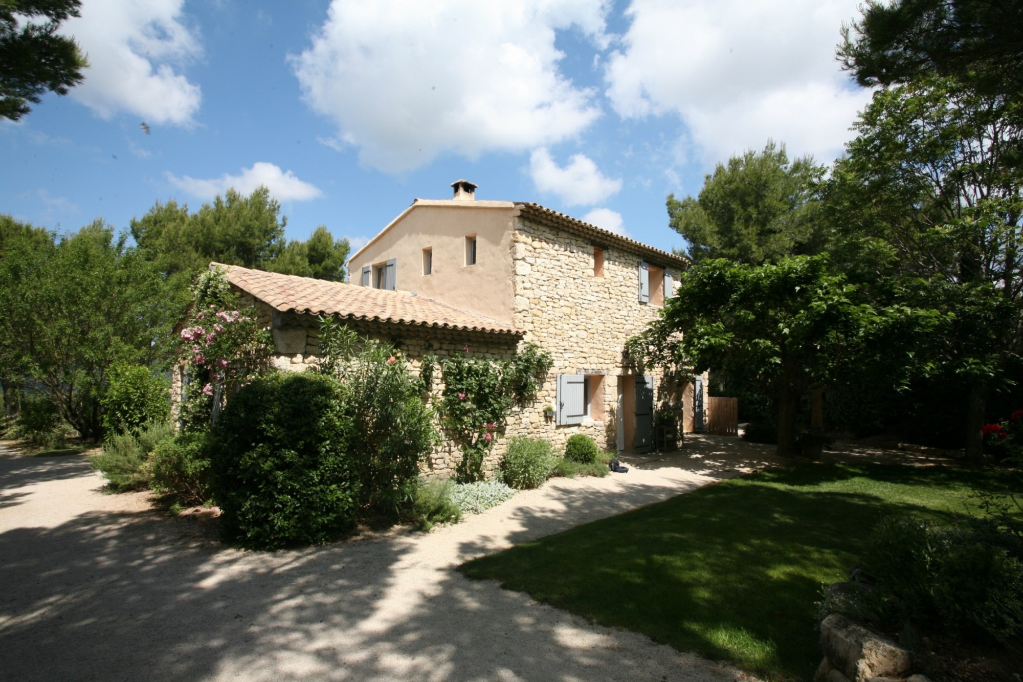 A l'orée d'un village du Luberon superbe villa en pierres   