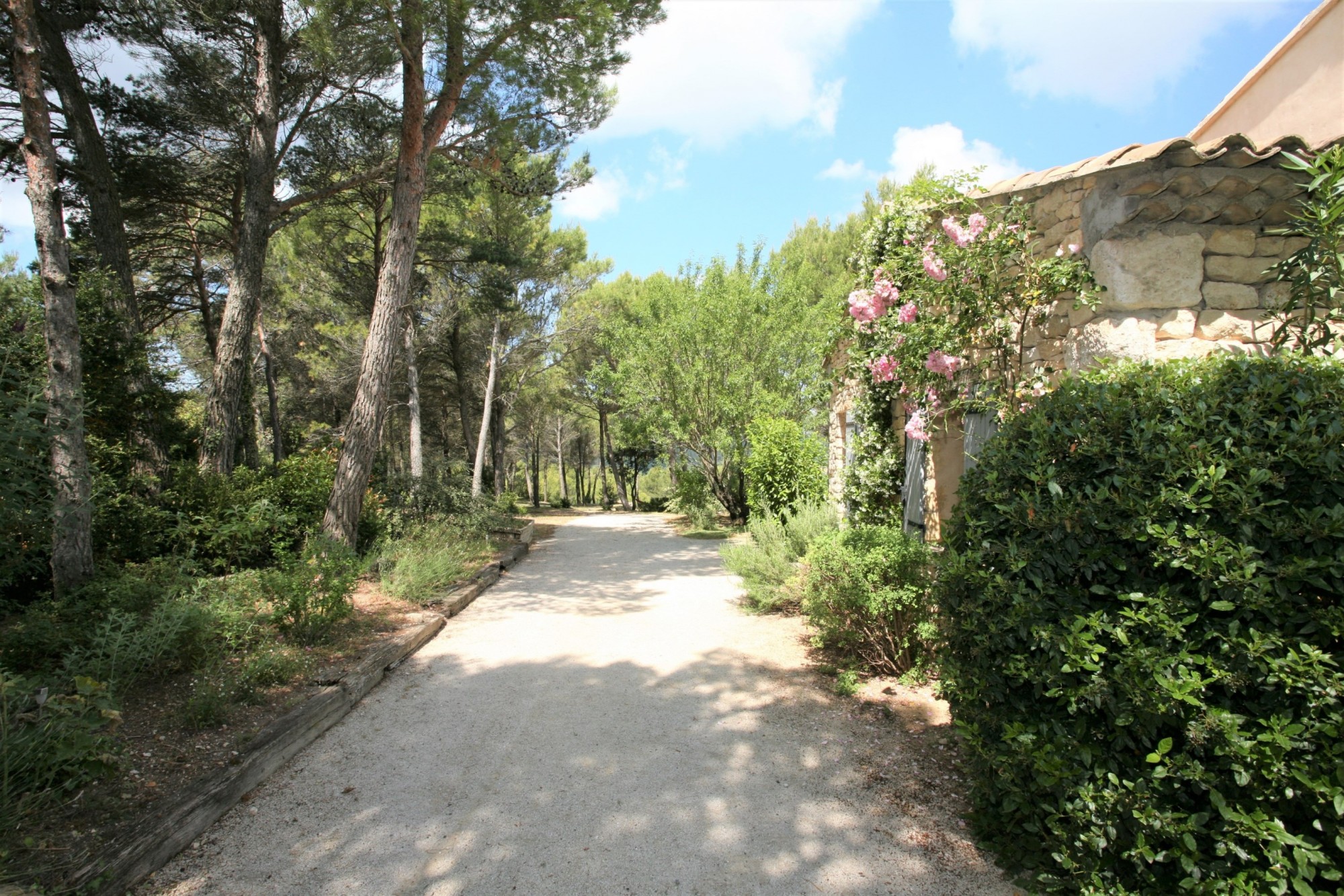 A l'orée d'un village du Luberon superbe villa en pierres   