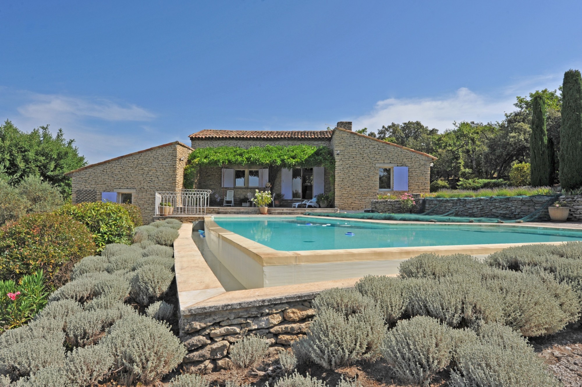 infinity pool in Gordes by Rosier Real Estate