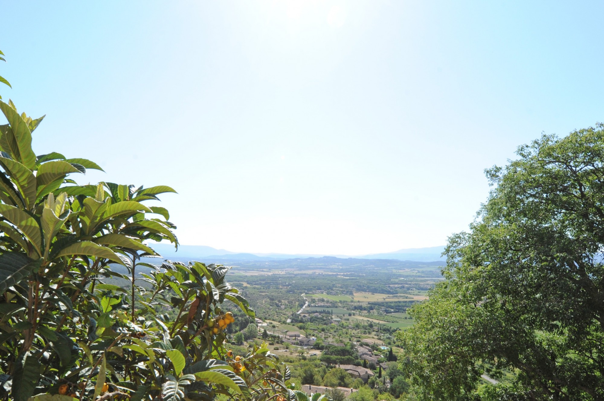 Gordes : Maison de village avec garage et vue dominante   
