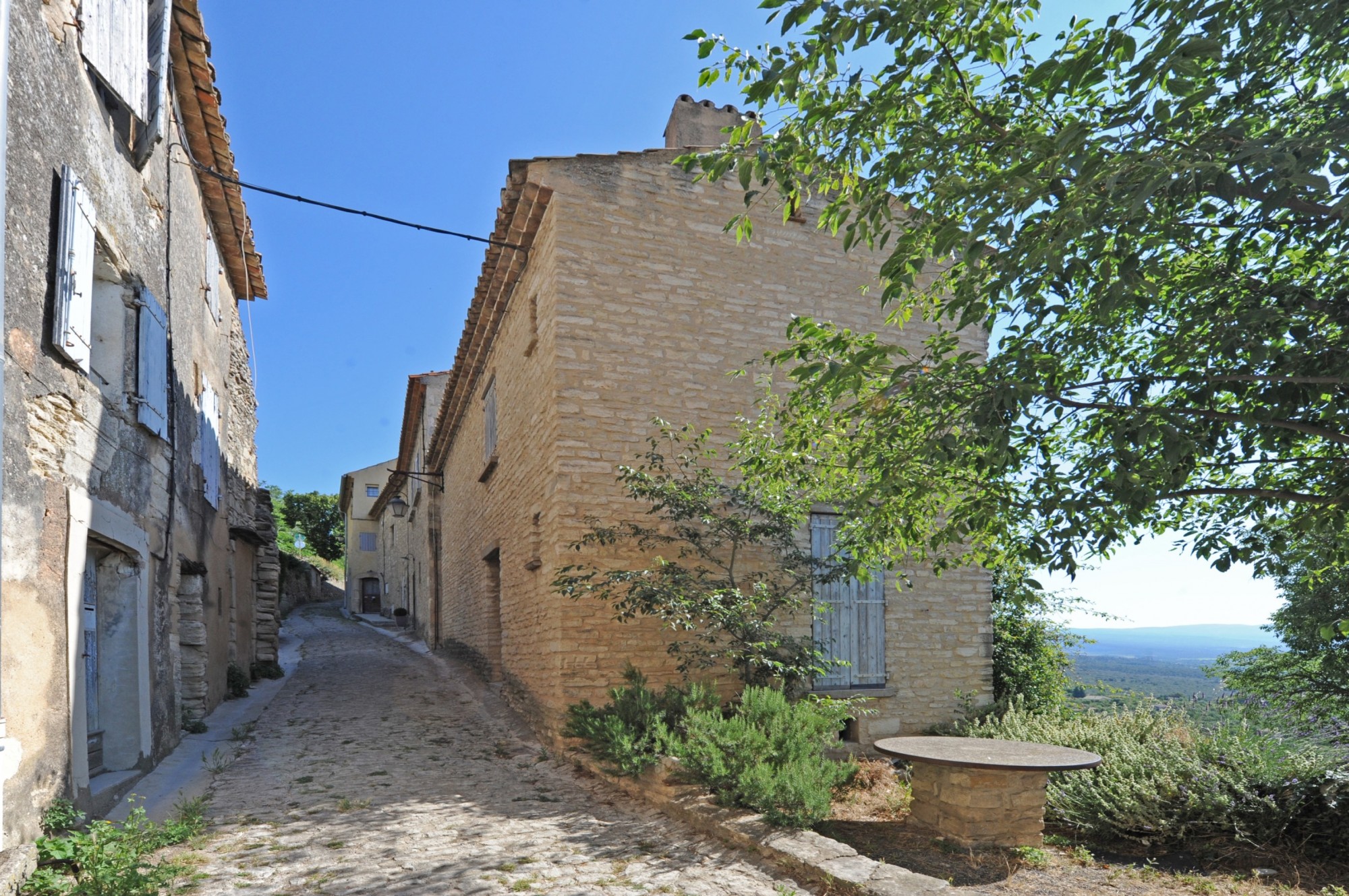 Gordes : Maison de village avec garage et vue dominante   