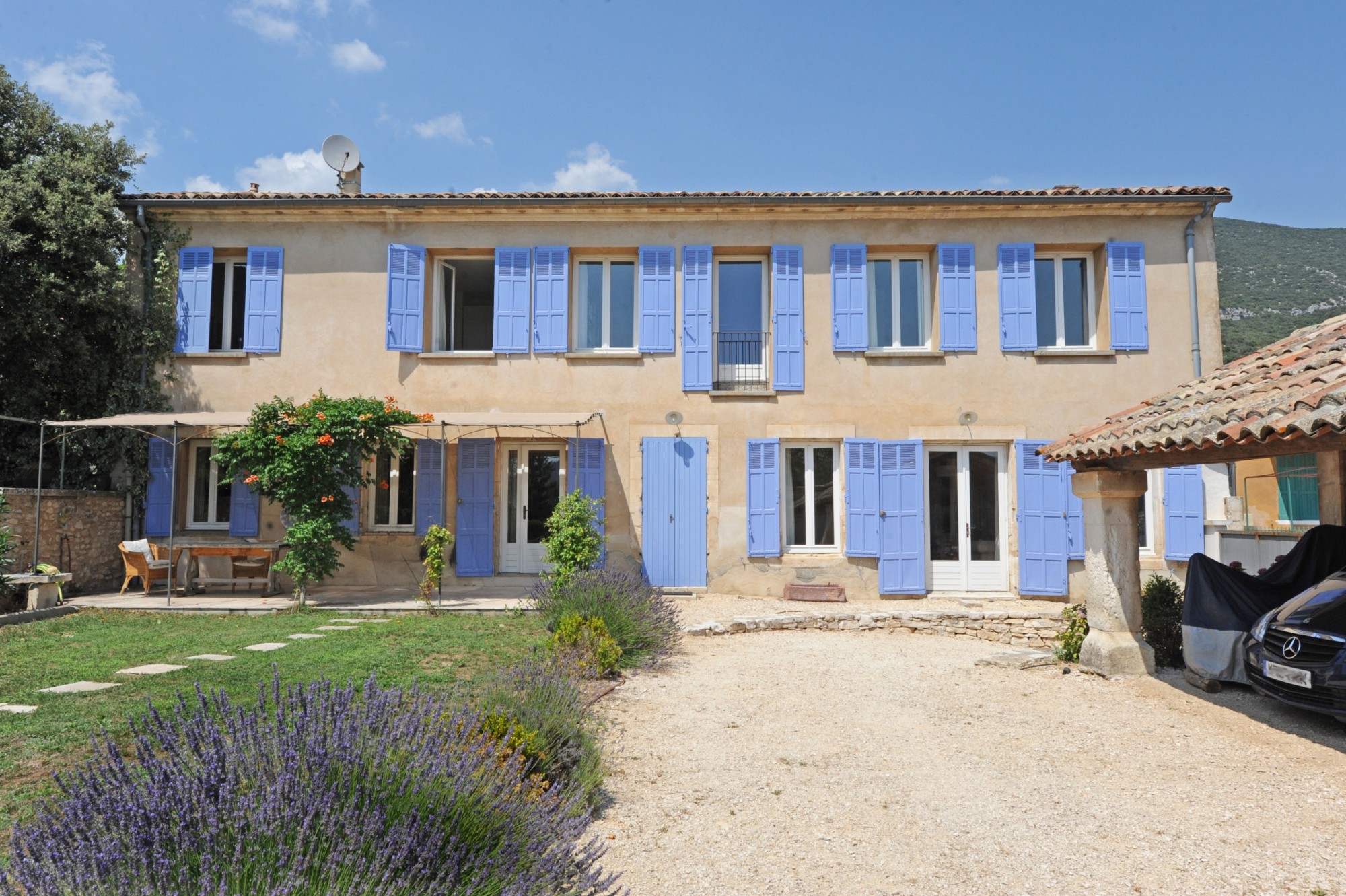 Luberon : Bastide de village avec piscine et vue   