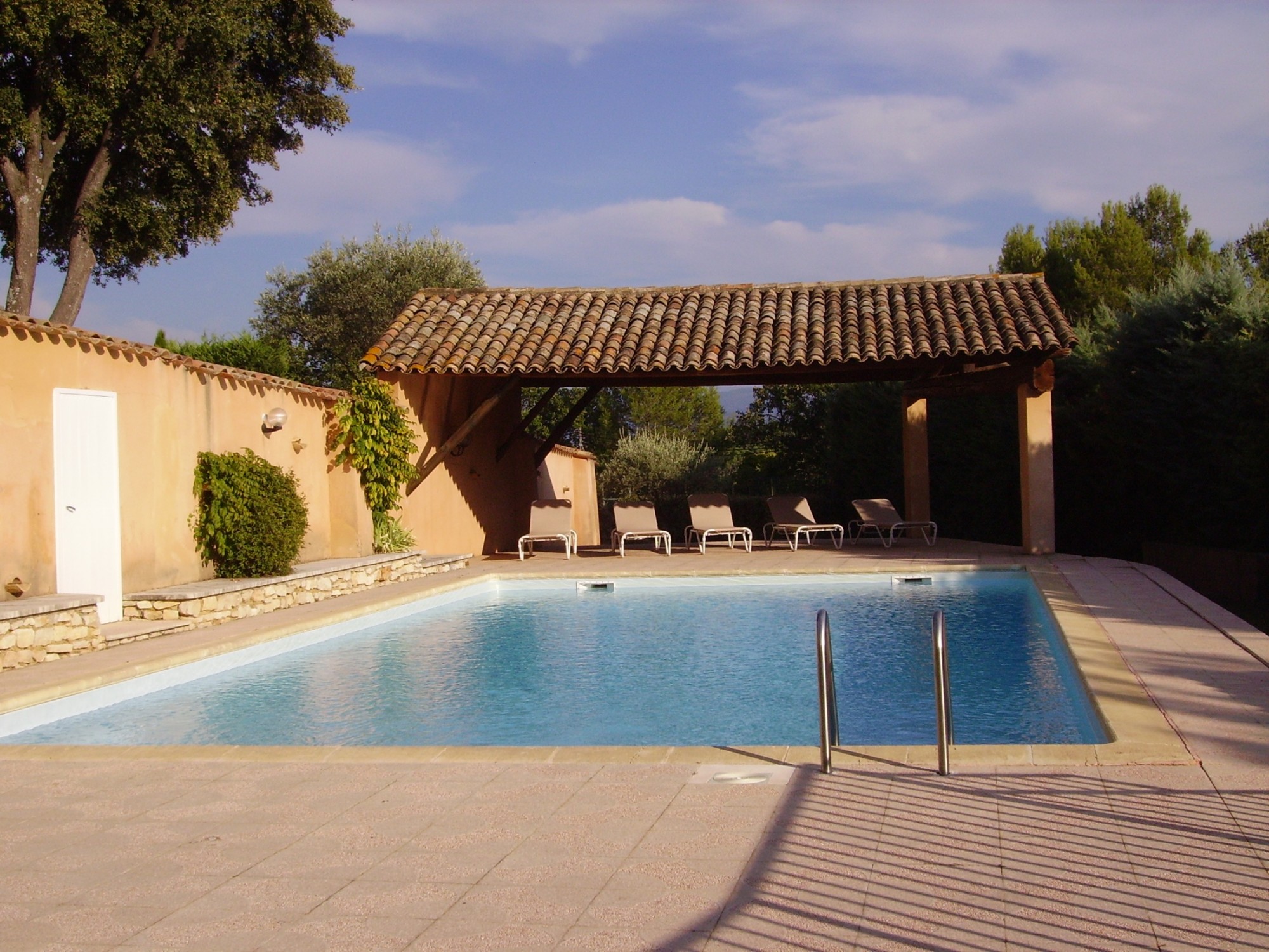 Roussillon, mas en pierres avec piscine et vue panoramique sur le Luberon   