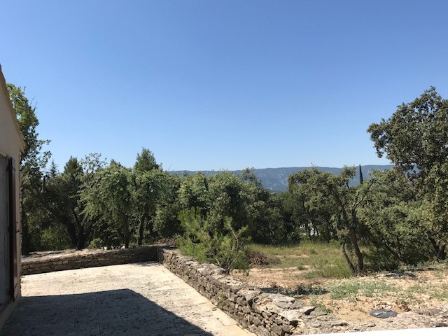 Entre Gordes et Goult, maison en pierre à rénover    