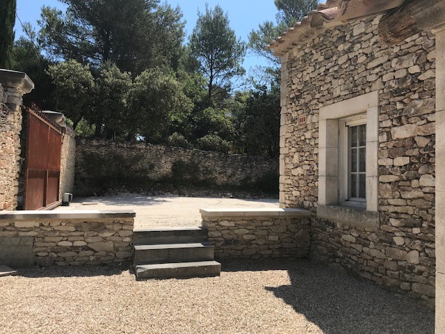Entre Gordes et Goult, maison en pierre à rénover    
