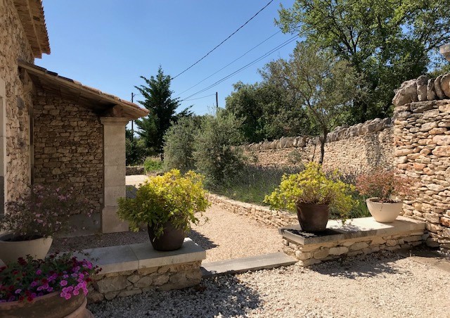 Entre Gordes et Goult, maison en pierre à rénover    