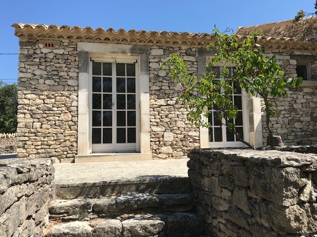 Entre Gordes et Goult, maison en pierre à rénover    