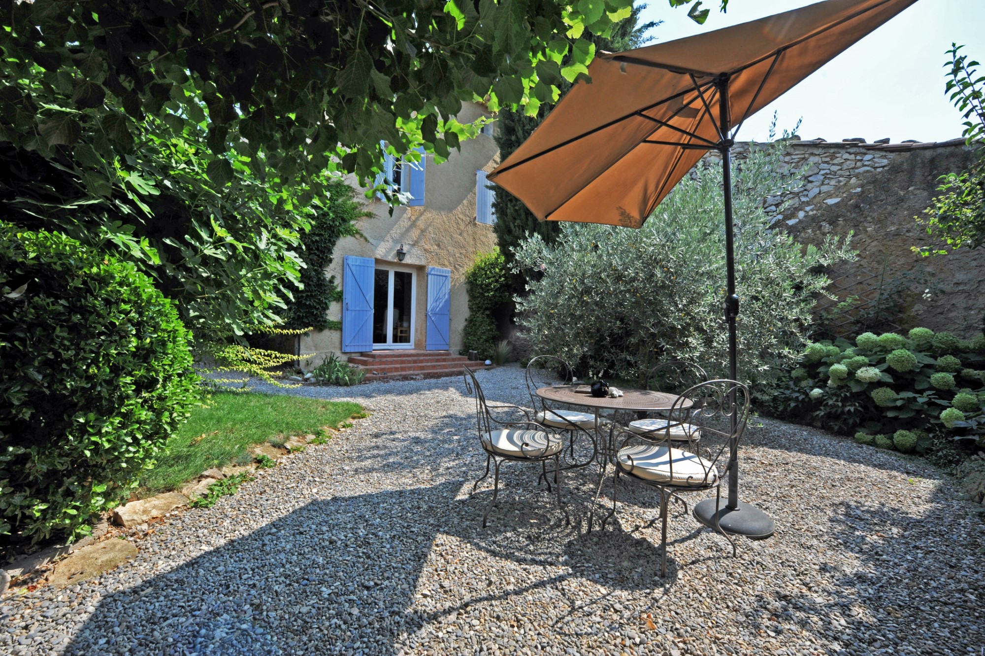 Luberon, deux charmantes maisons de hameau avec jardin   