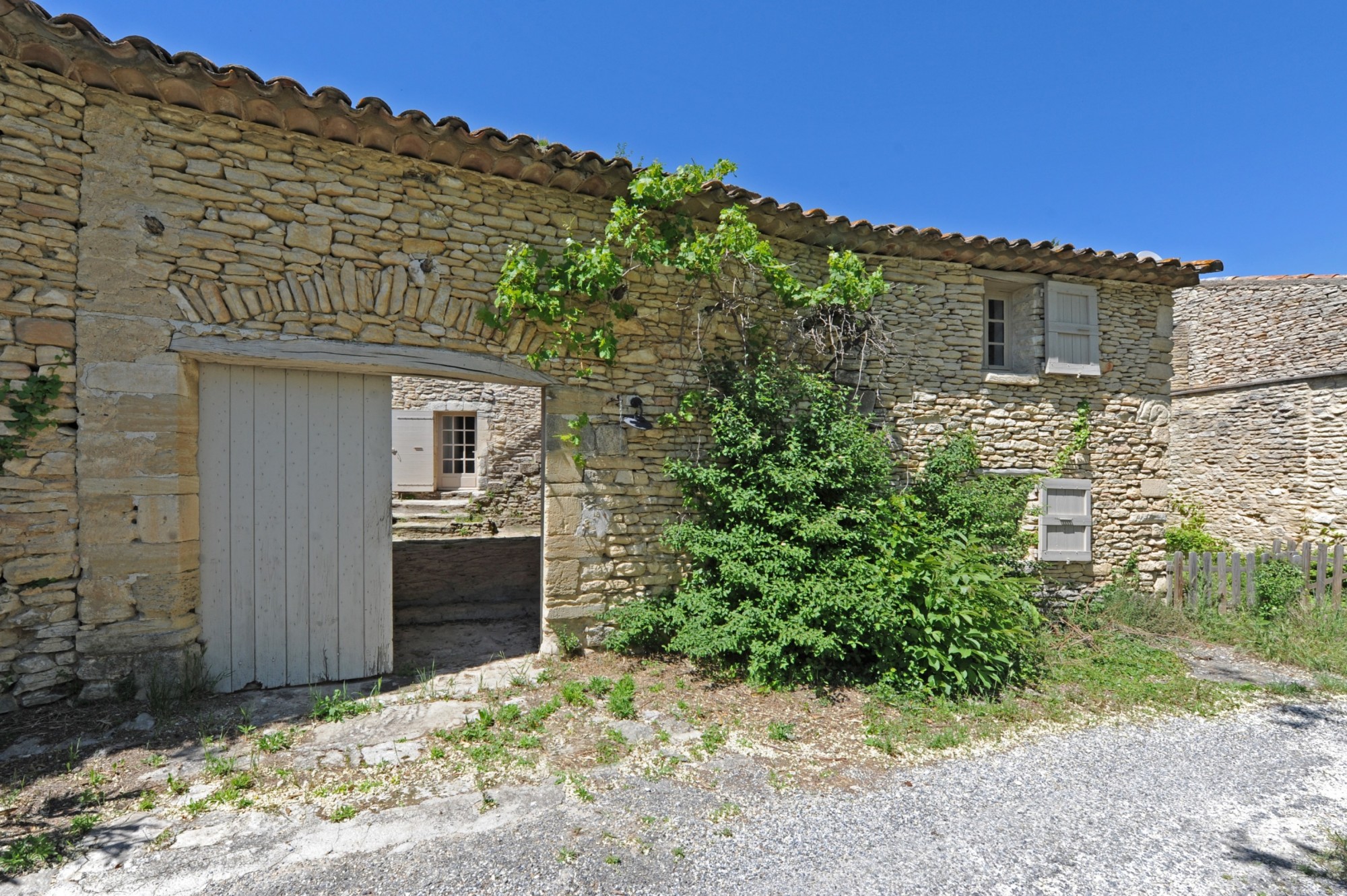 Gordes : charmante maison de hameau 18ème avec jardin   