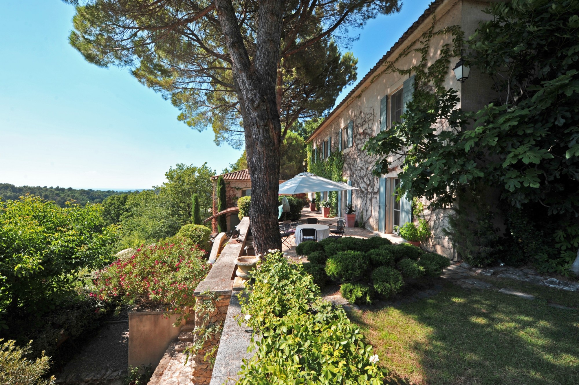 Bastide en position dominante dans le village de Ménerbes   