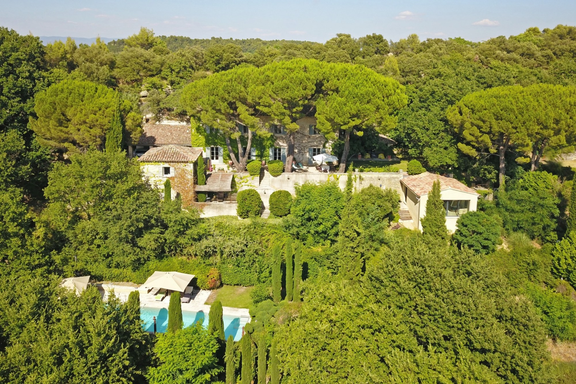 Bastide en position dominante dans le village de Ménerbes   