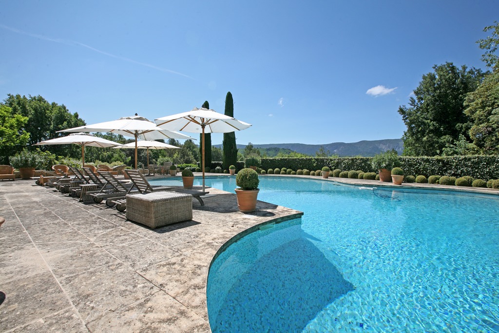 exceptionnelle propriété avec 4 maisons, piscine, tennis et golf en Luberon   