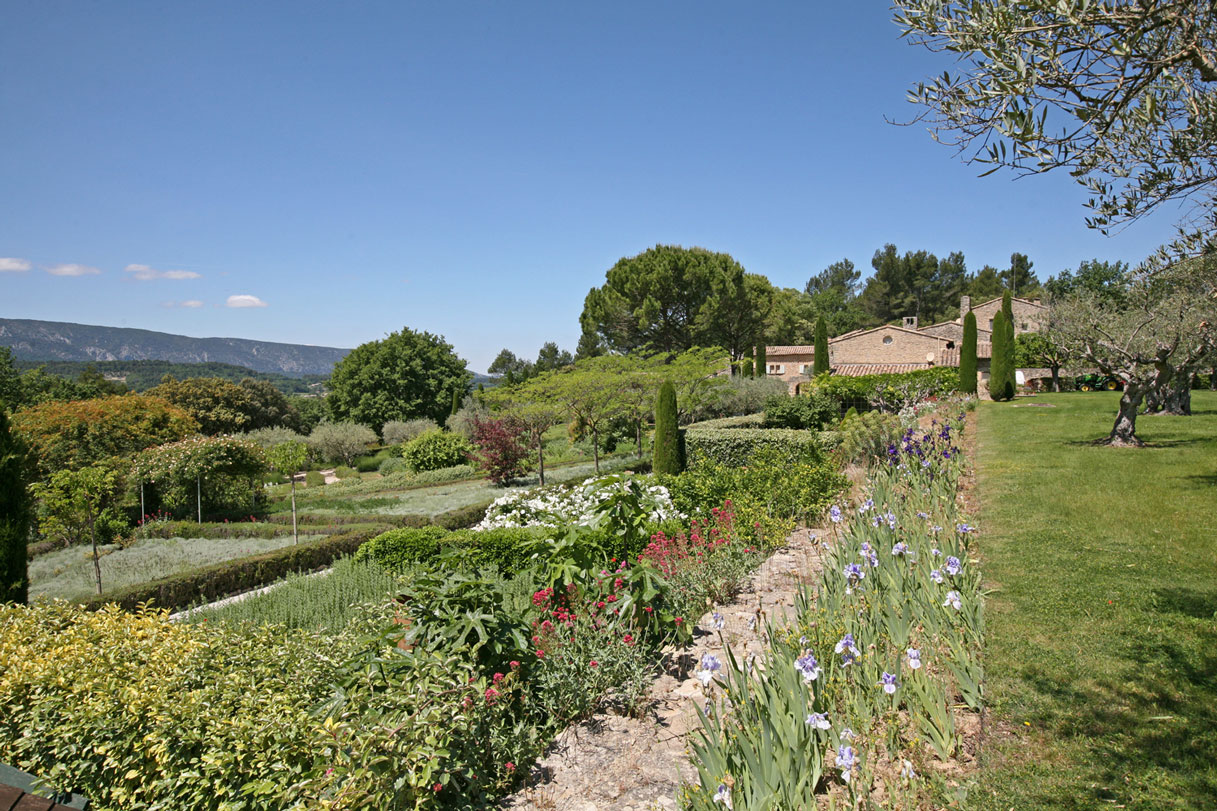 exceptionnelle propriété avec 4 maisons, piscine, tennis et golf en Luberon   
