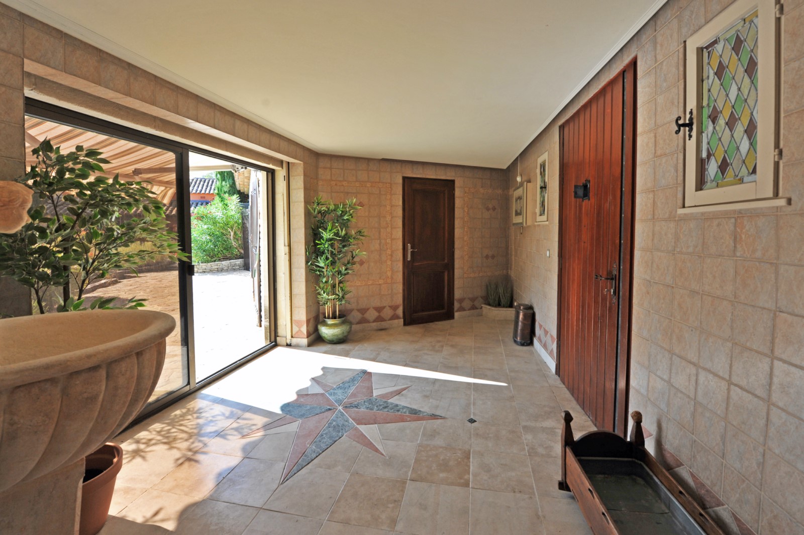 Luberon : Villa de plain-pied avec piscine et dépendances   
