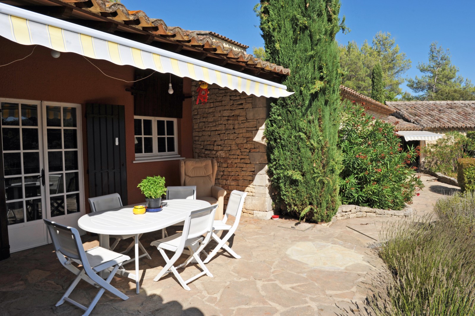 Luberon : Villa de plain-pied avec piscine et dépendances   