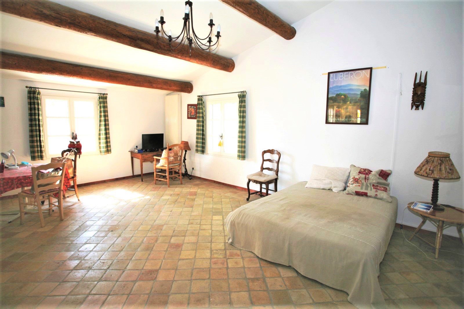 Proche Gordes, villa avec piscine et vues sur le Luberon   