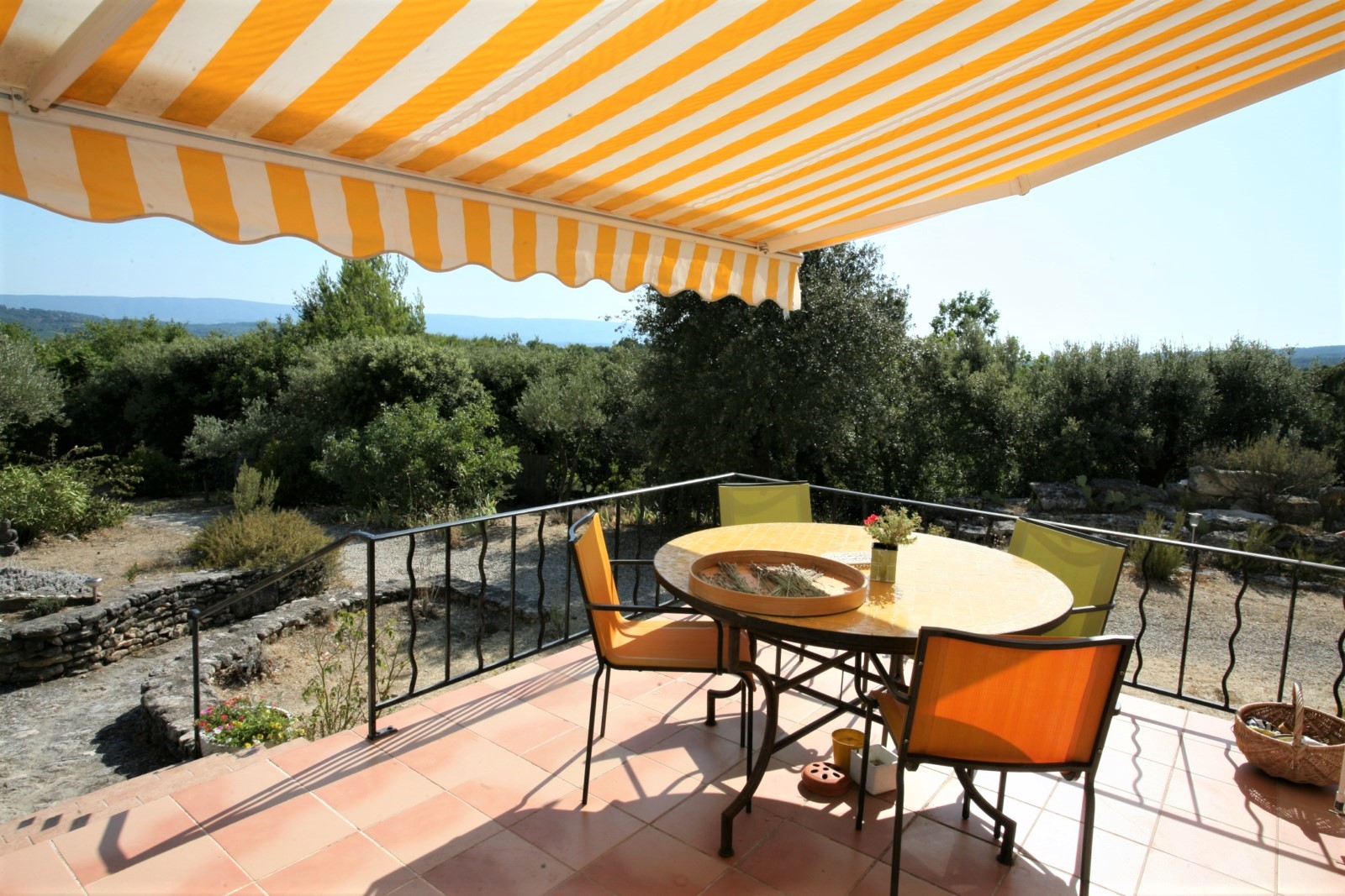 Proche Gordes, villa avec piscine et vues sur le Luberon   