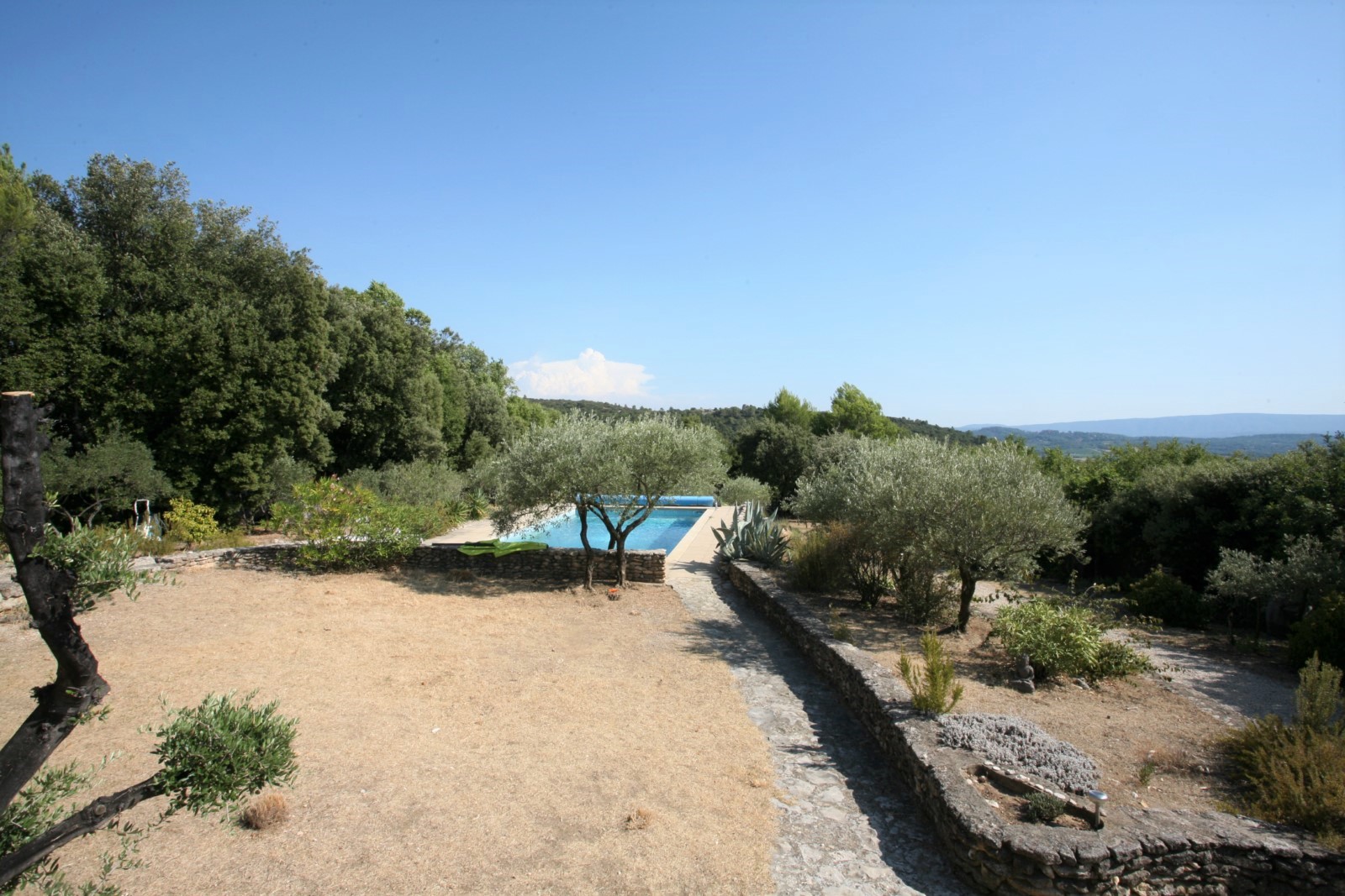 Proche Gordes, villa avec piscine et vues sur le Luberon   