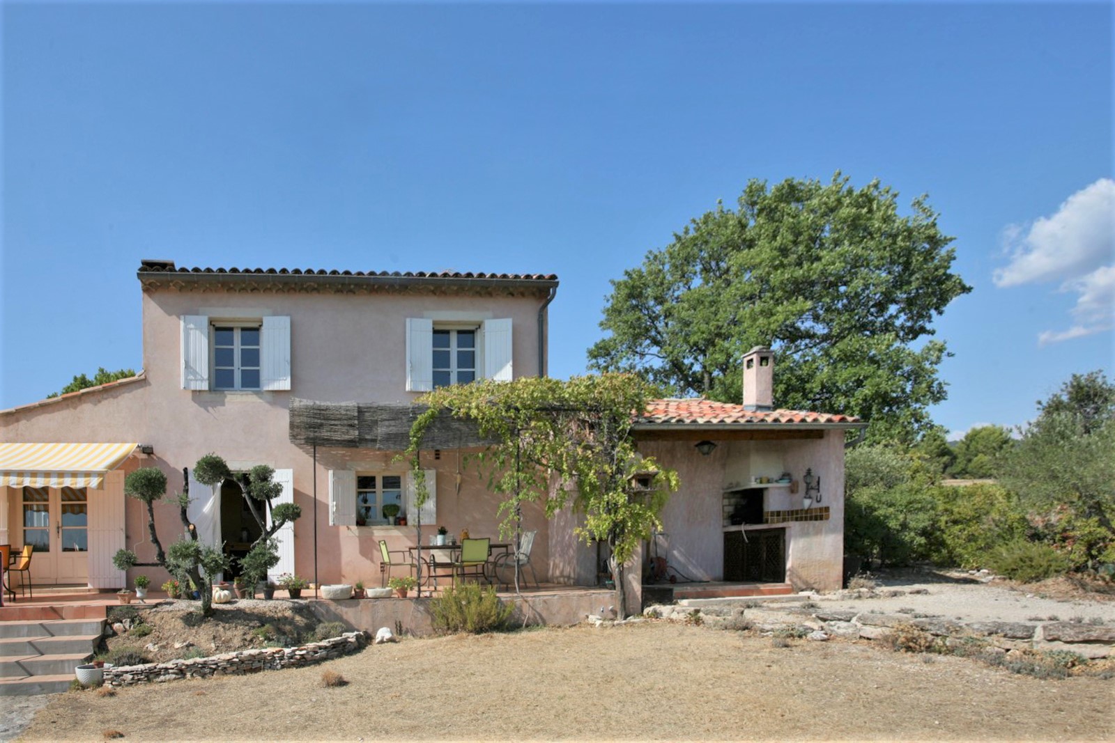 Proche Gordes, villa avec piscine et vues sur le Luberon   