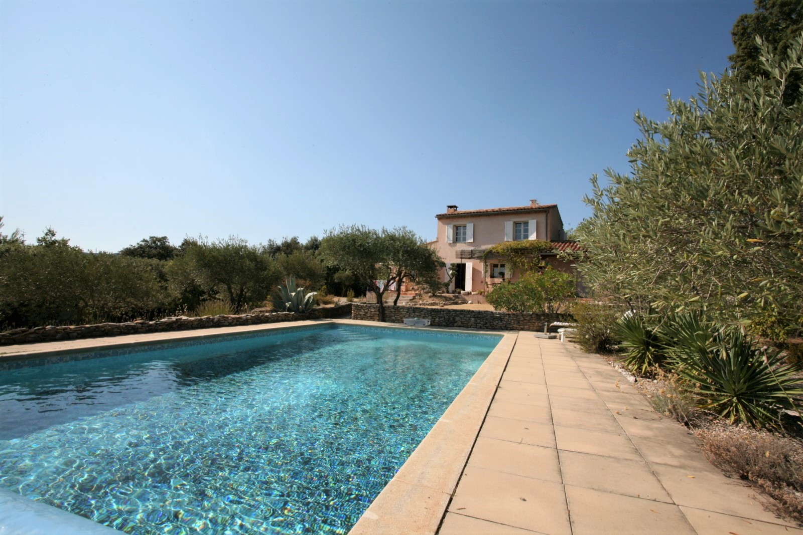 Proche Gordes, villa avec piscine et vues sur le Luberon   