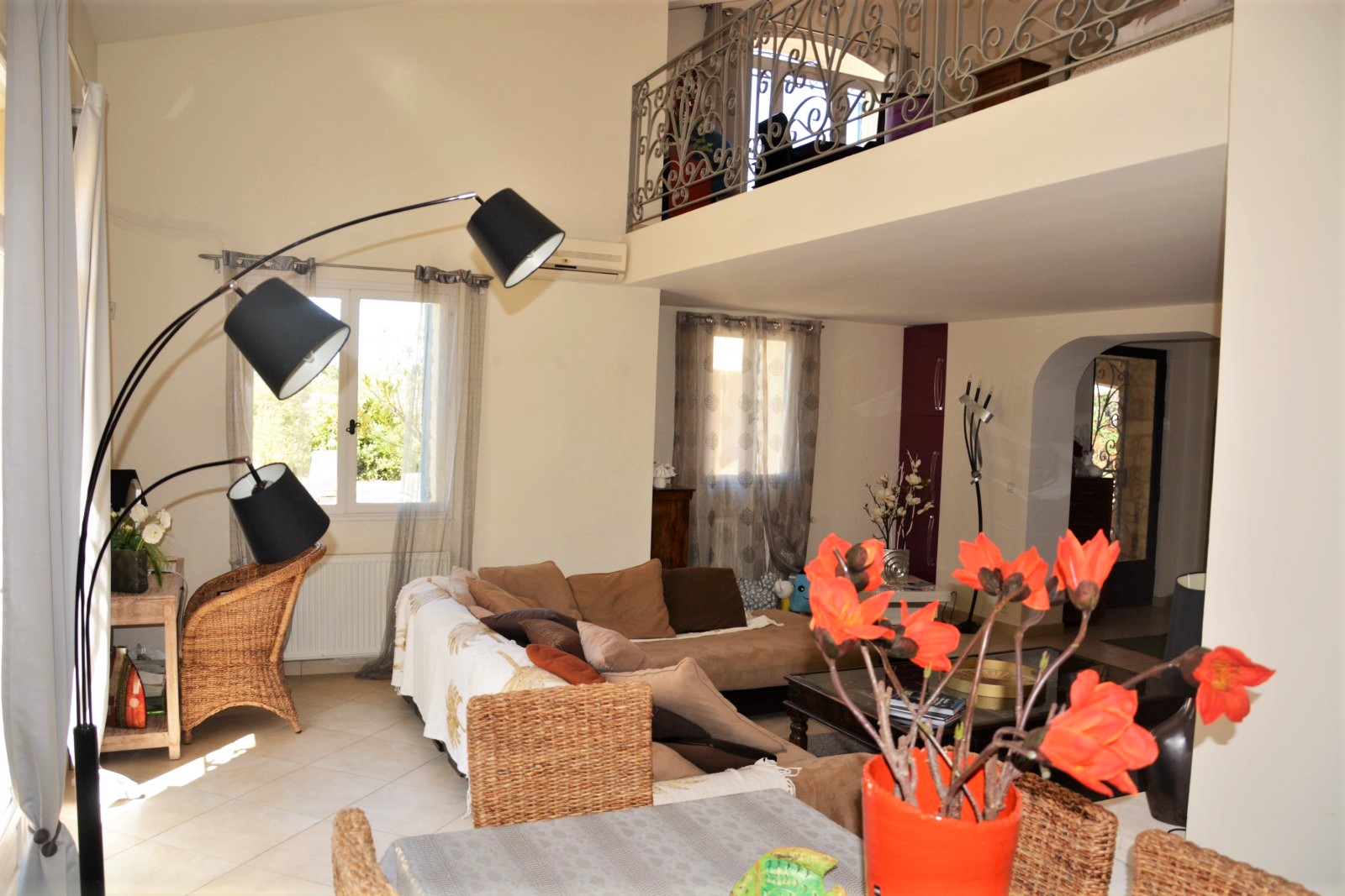 Saint-Saturnin-les-Apt, villa moderne avec piscine et vue sur le Luberon   
