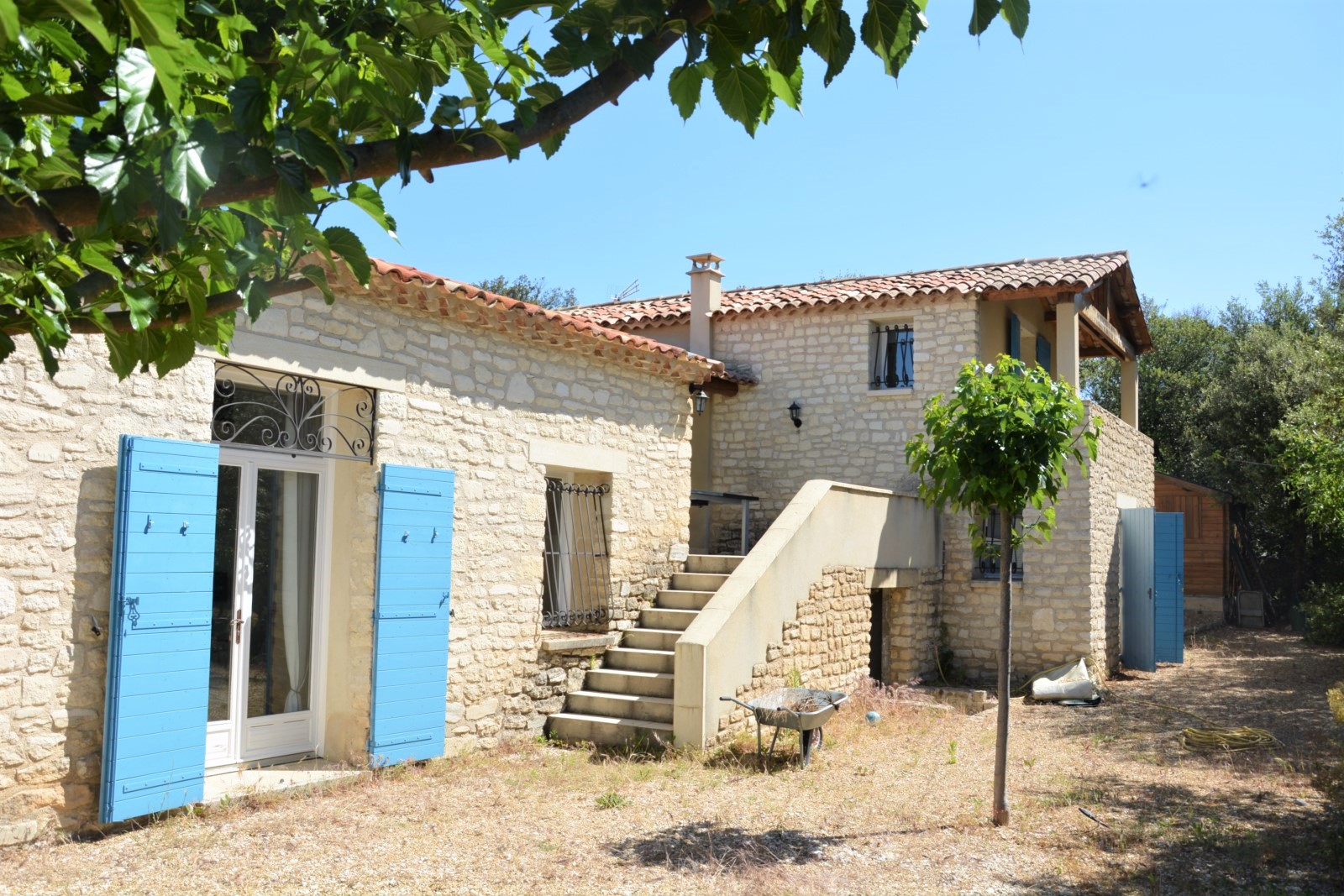 Saint-Saturnin-les-Apt, villa moderne avec piscine et vue sur le Luberon   
