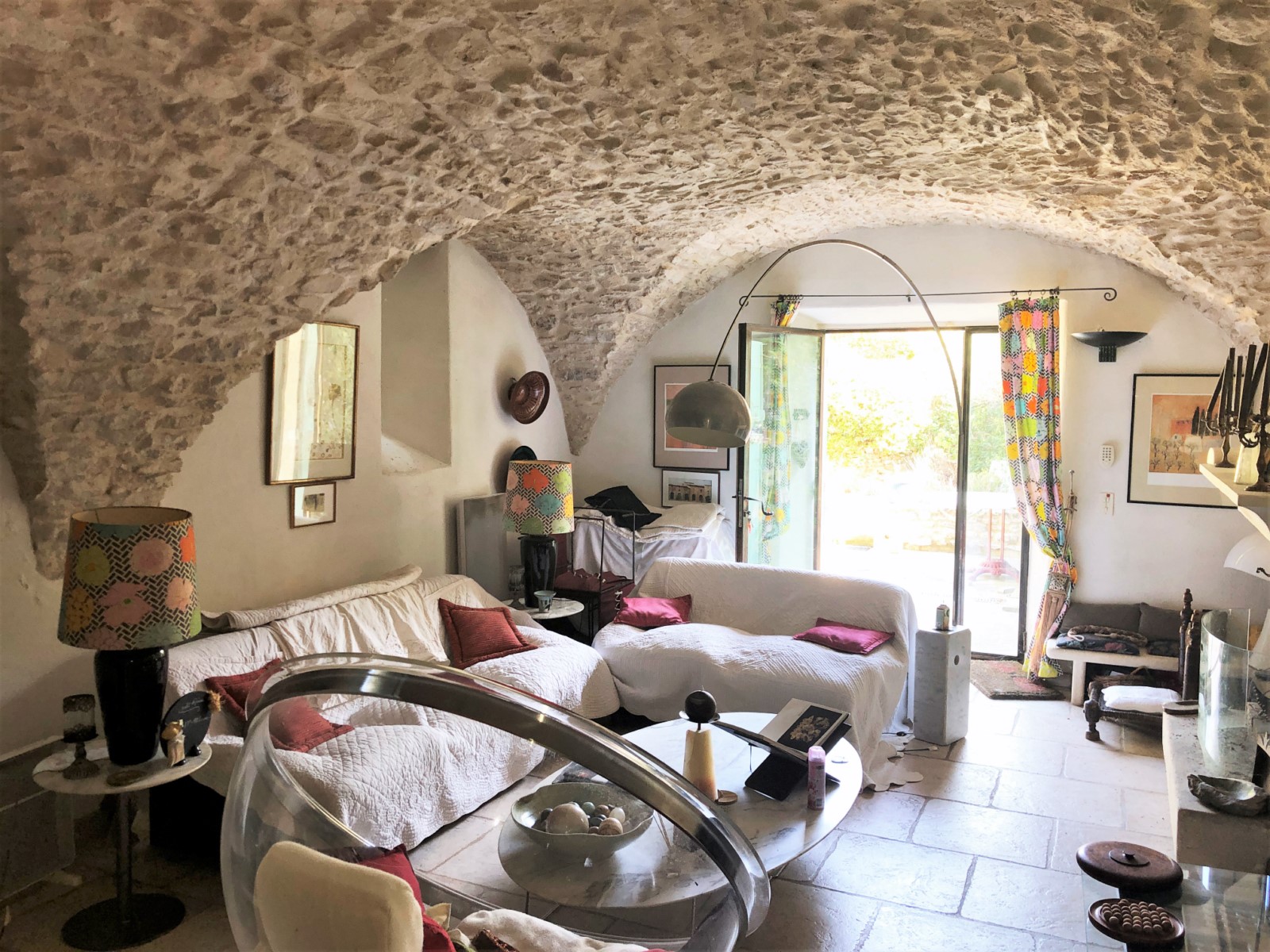 proche de Gordes, maison 18ème de caractère entièrement rénovée    
