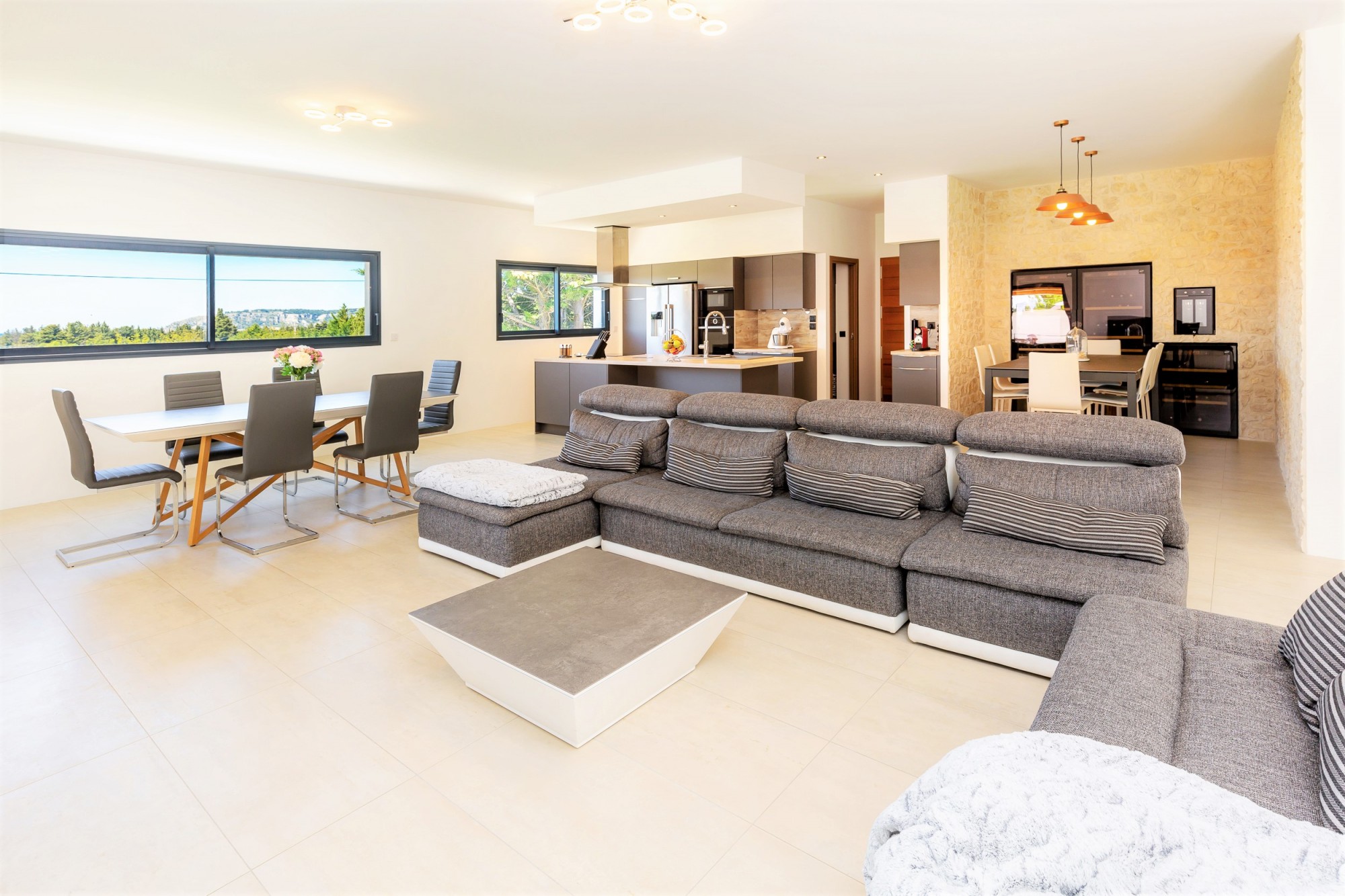 Taillades, Maison contemporaine avec piscine   