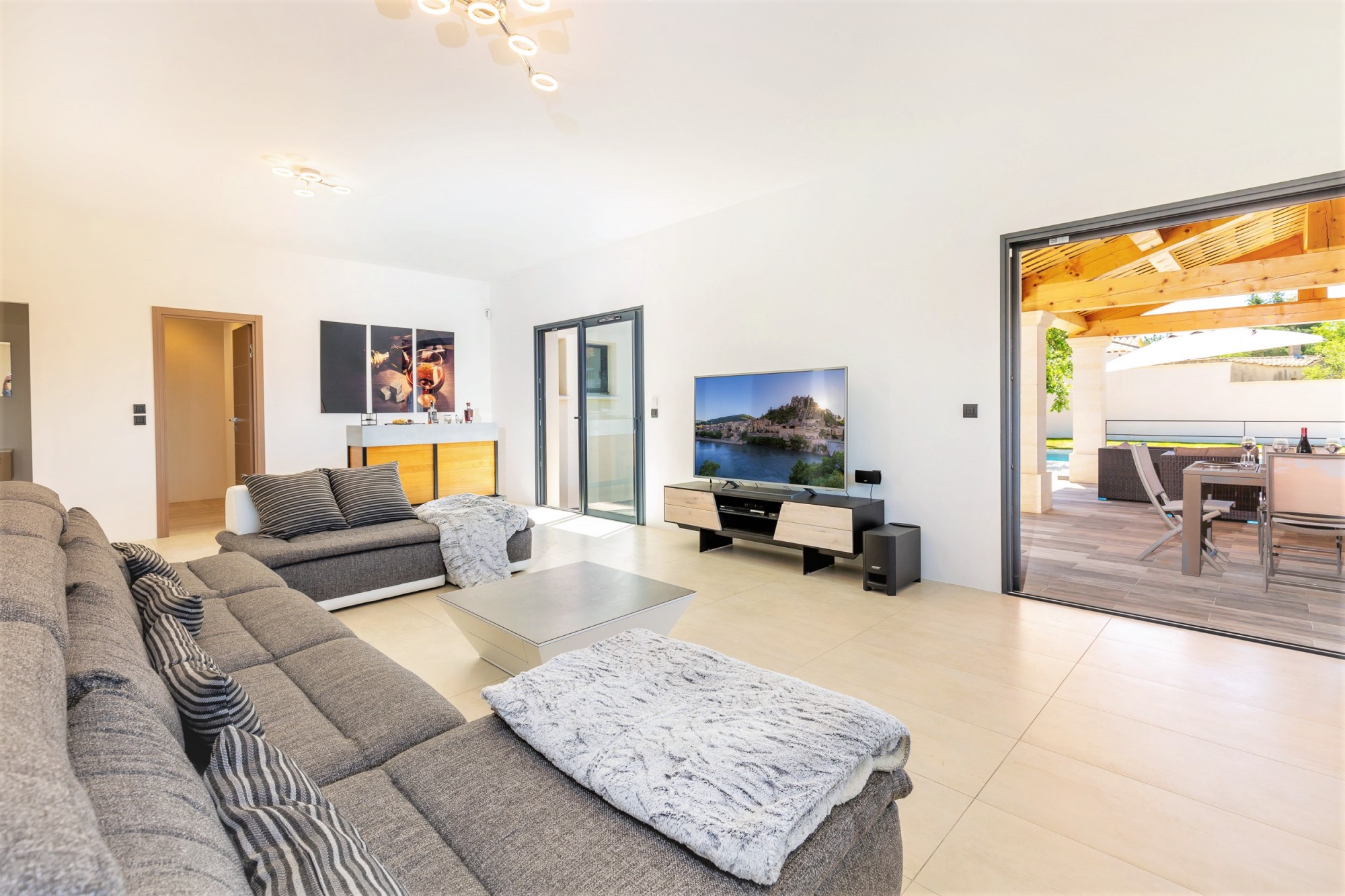 Taillades, Maison contemporaine avec piscine   