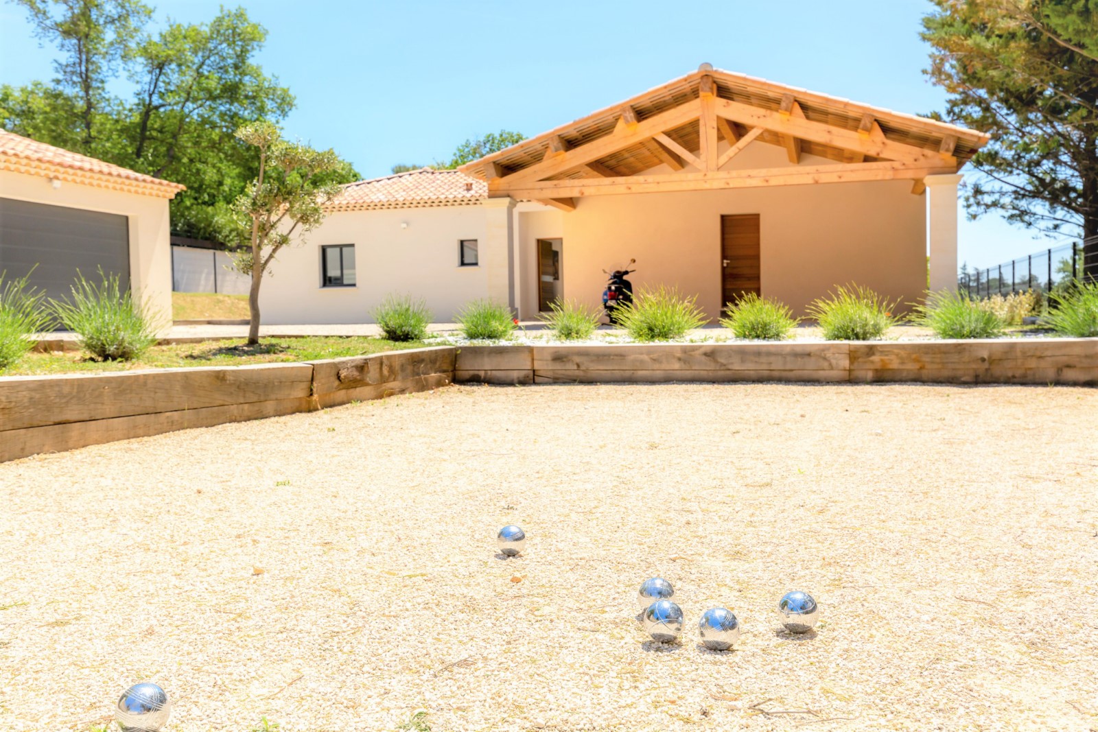 Taillades, Maison contemporaine avec piscine   