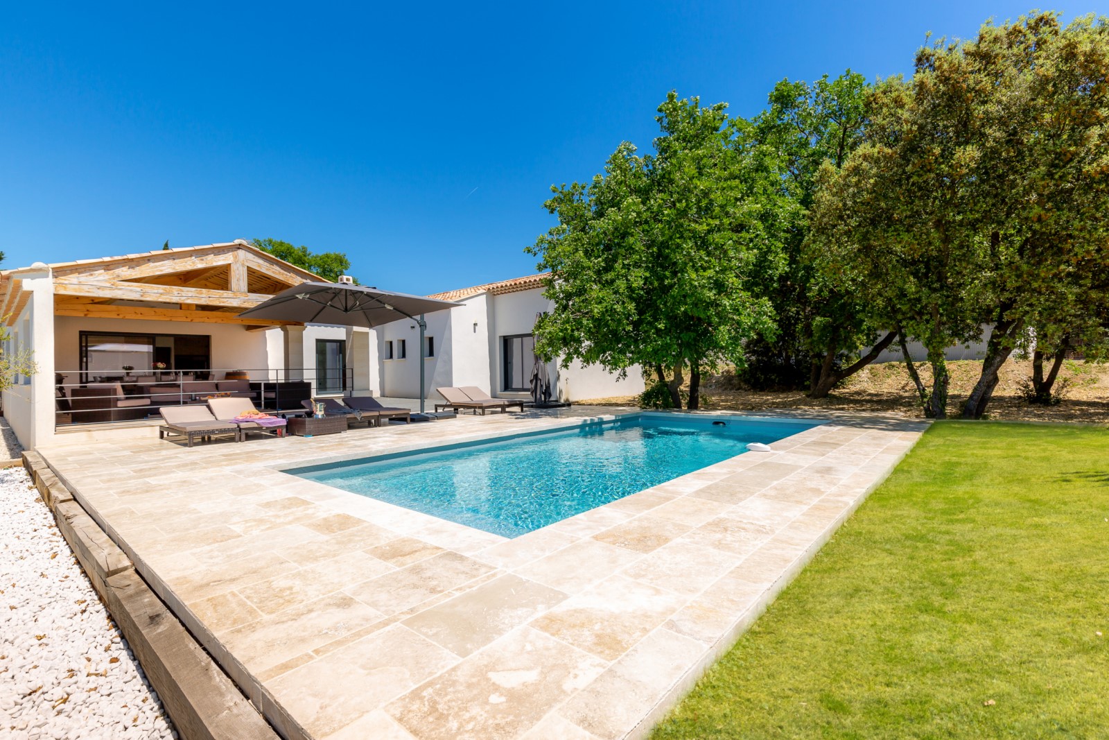 Taillades, Maison contemporaine avec piscine   