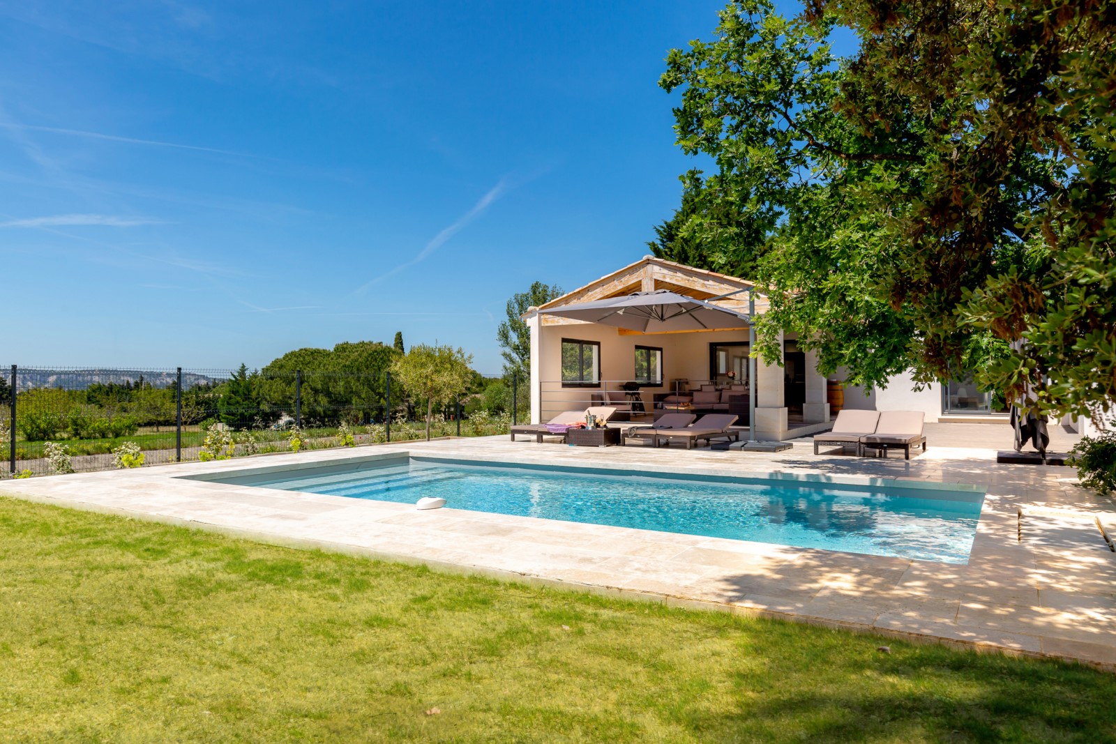 Taillades, Maison contemporaine avec piscine   