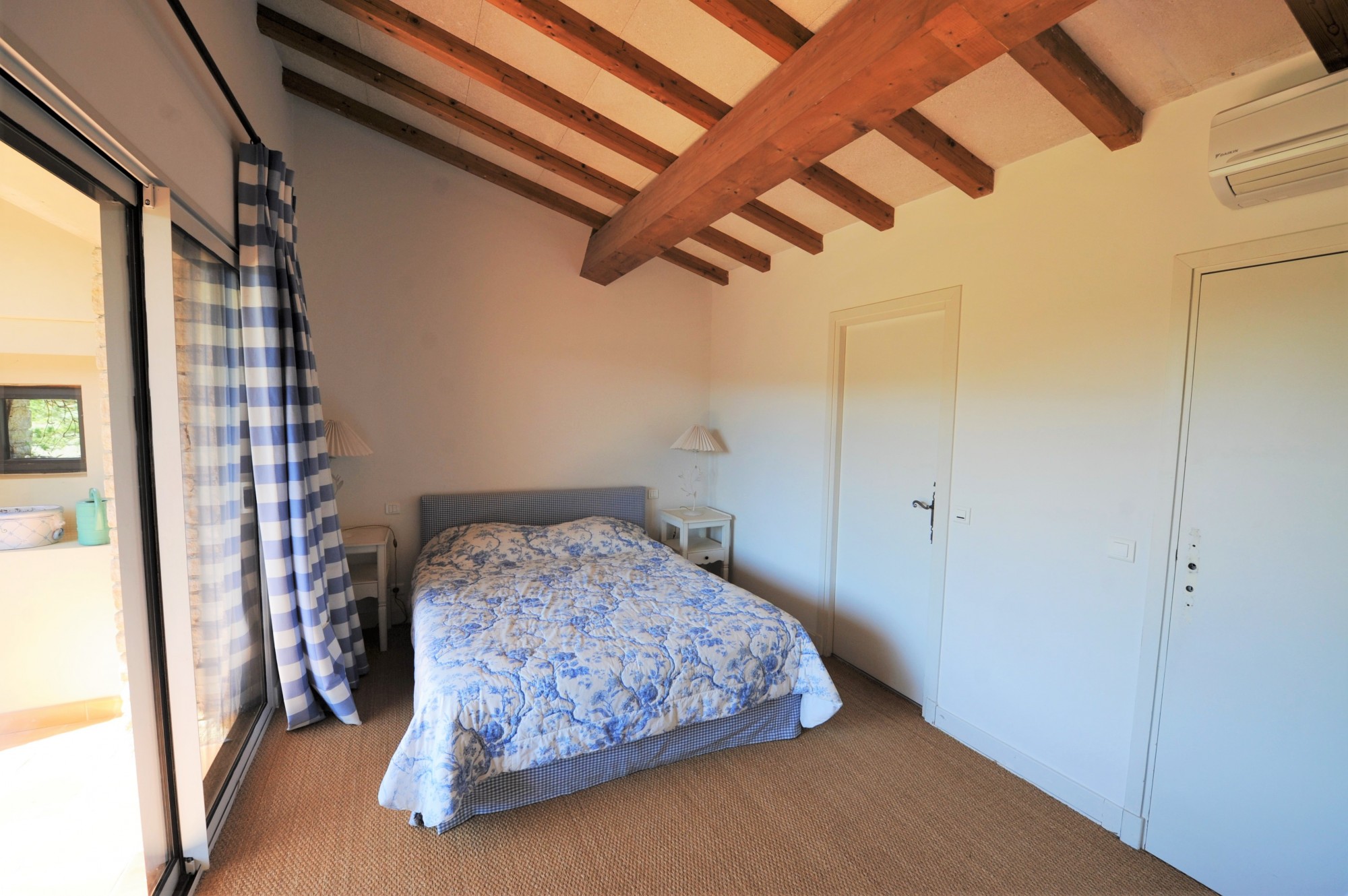 Luberon, maison d'architecte en pierres avec vue exceptionnelle   