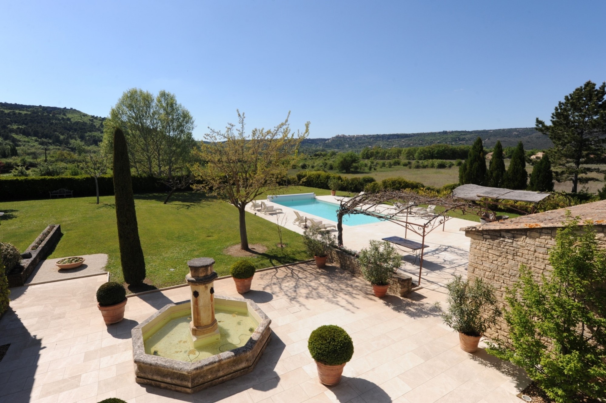 Luberon, maison d'architecte en pierres avec vue exceptionnelle   