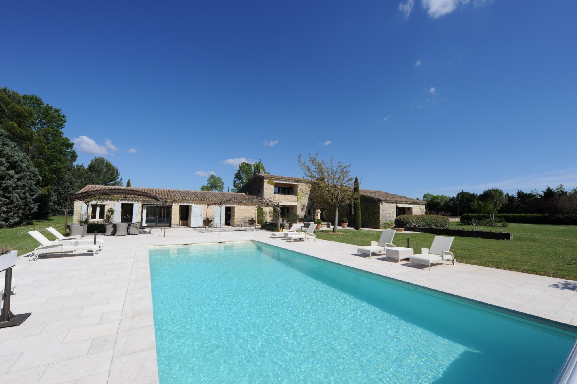 Luberon, maison d'architecte en pierres avec vue exceptionnelle   