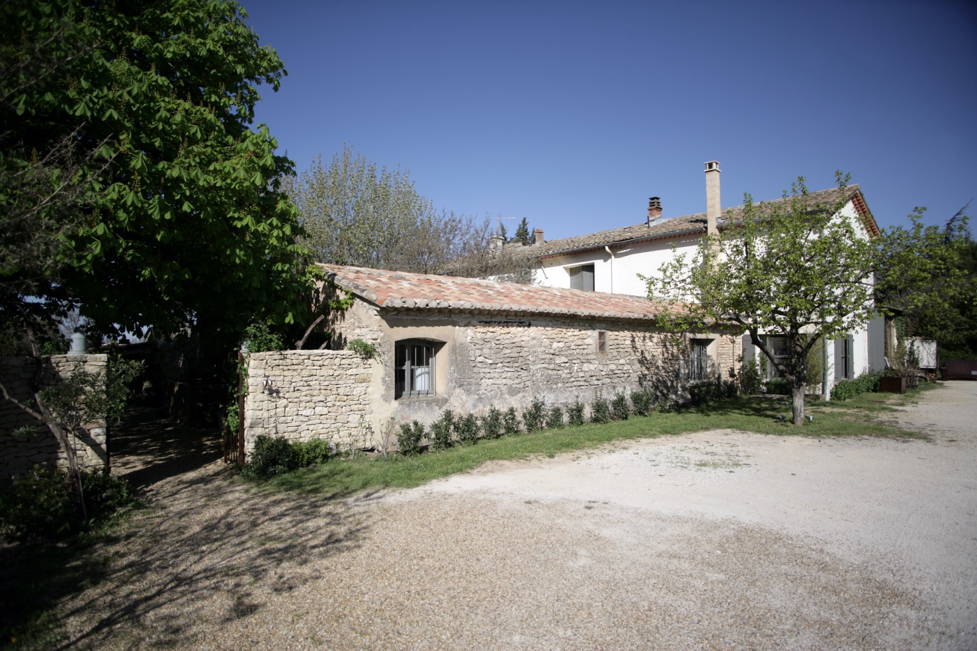 A GORDES, mas du 19ème restauré proposant de belles surfaces   