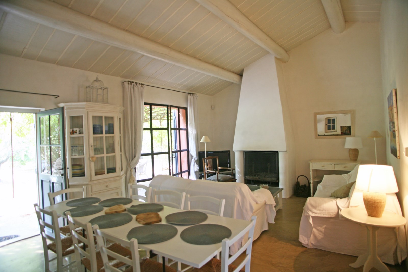 Roussillon, maison de plain-pied avec piscine sur terrain de 5600 m²   