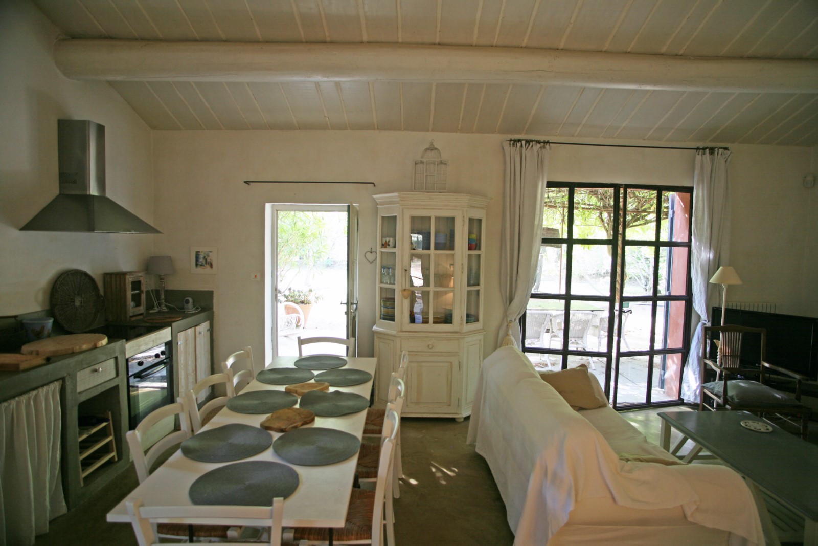 Roussillon, maison de plain-pied avec piscine sur terrain de 5600 m²   
