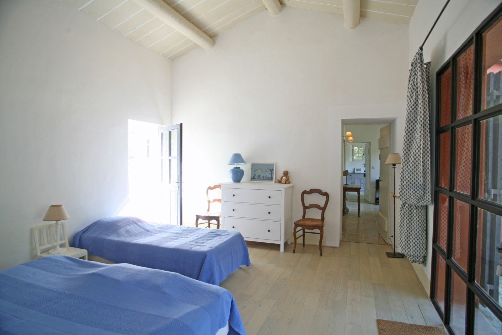 Roussillon, maison de plain-pied avec piscine sur terrain de 5600 m²   