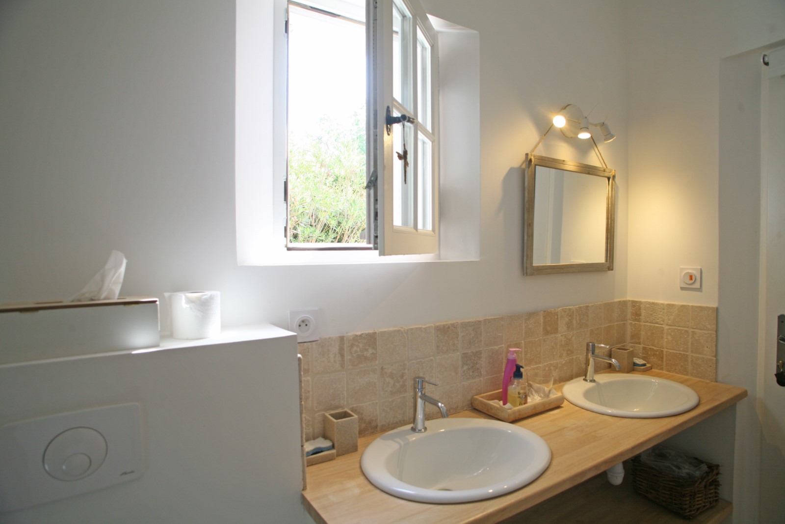 Roussillon, maison de plain-pied avec piscine sur terrain de 5600 m²   