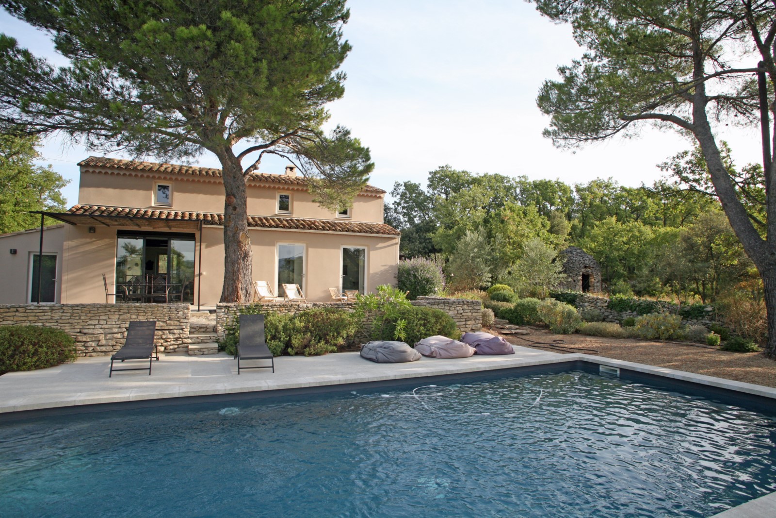 Maison traditionnelle avec piscine et vue sur le Luberon   