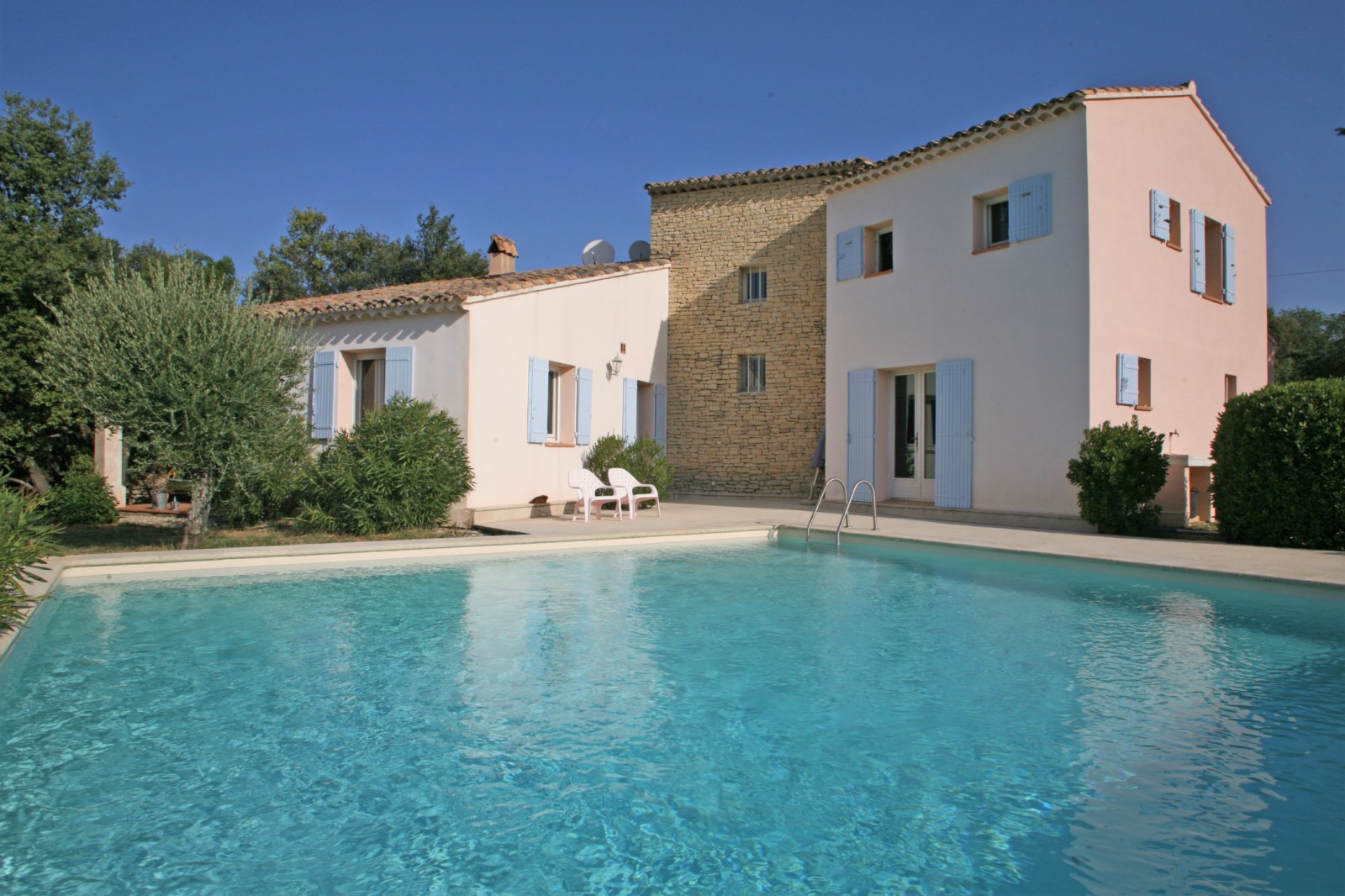 A Lioux en position dominante, maison avec piscine et très belle vue   