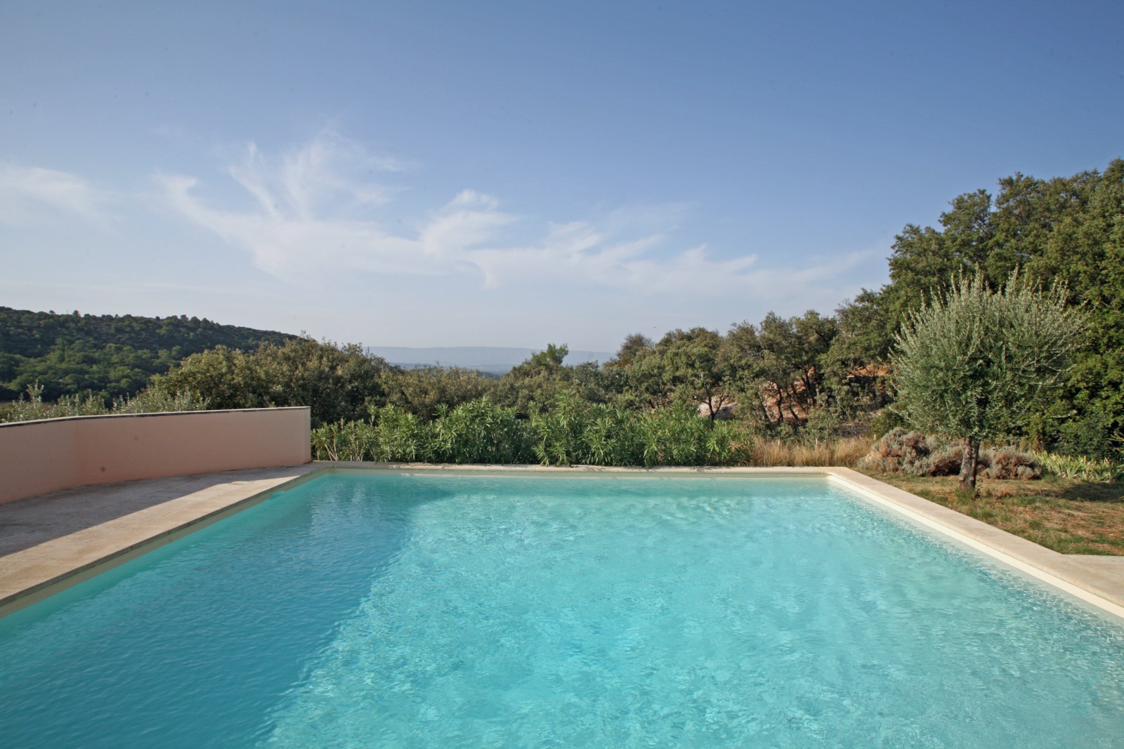 A Lioux en position dominante, maison avec piscine et très belle vue   