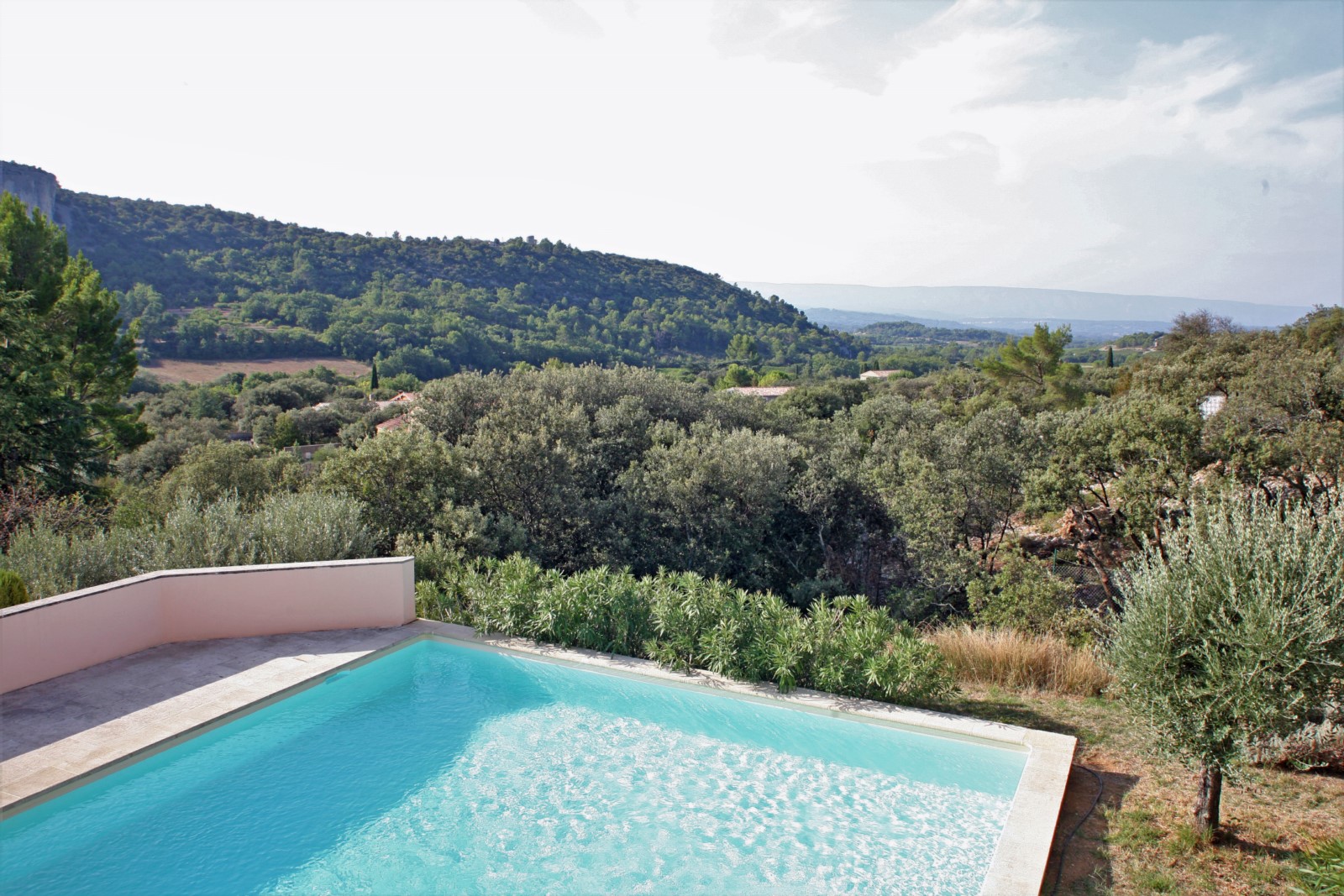 A Lioux en position dominante, maison avec piscine et très belle vue   