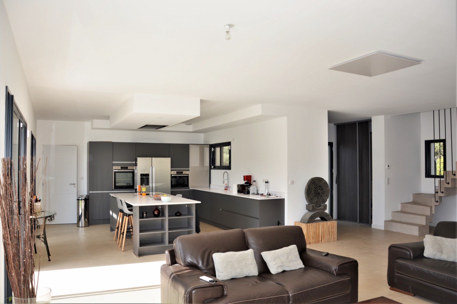 Maison contemporaine avec vue et piscine à 5 minutes de Gordes   