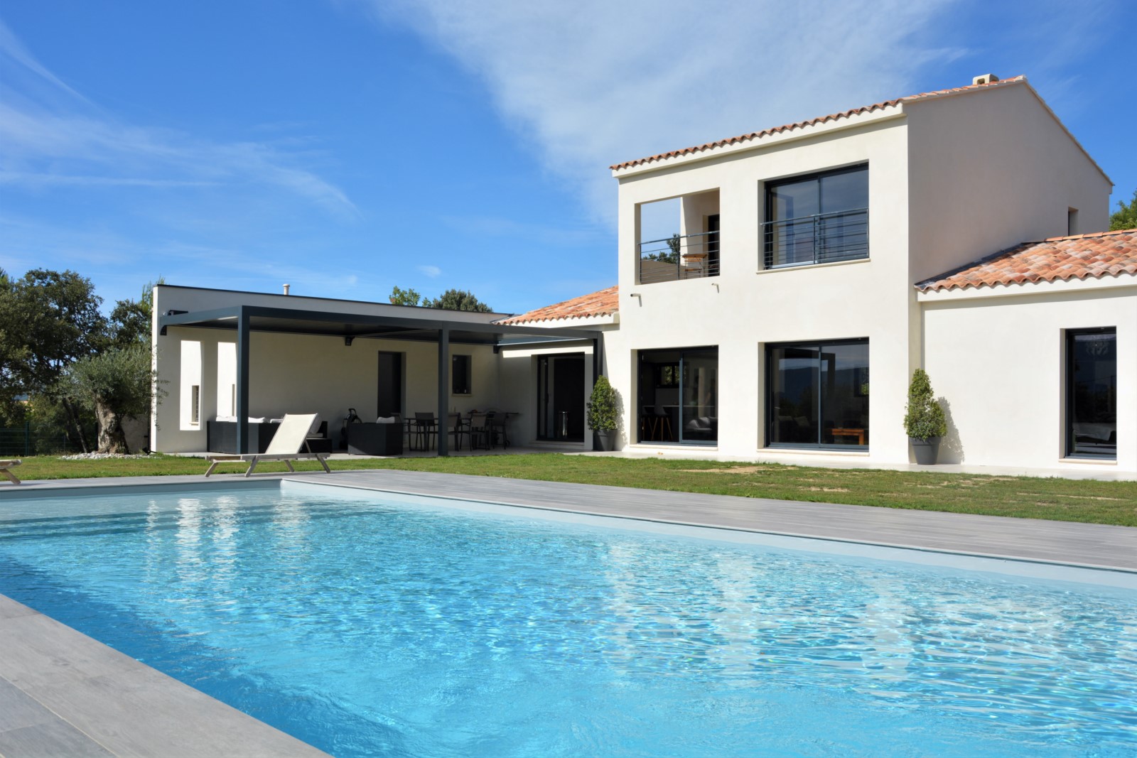 Maison contemporaine avec vue et piscine à 5 minutes de Gordes   