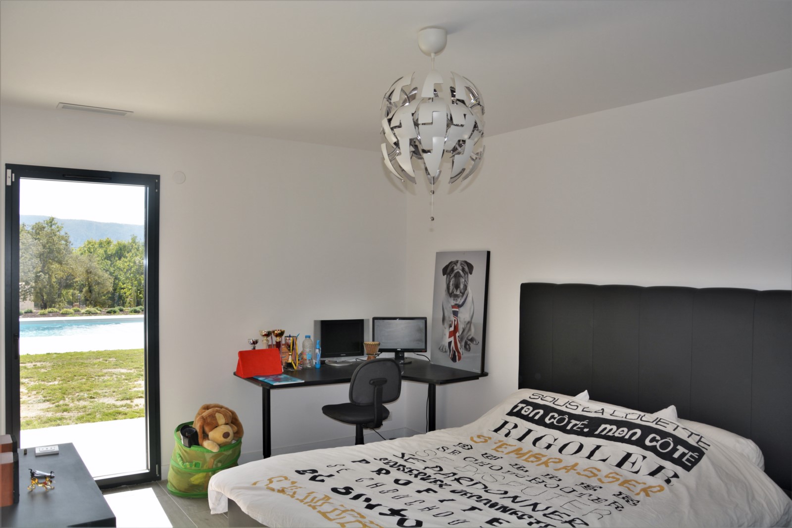 Maison contemporaine avec vue et piscine à 5 minutes de Gordes   
