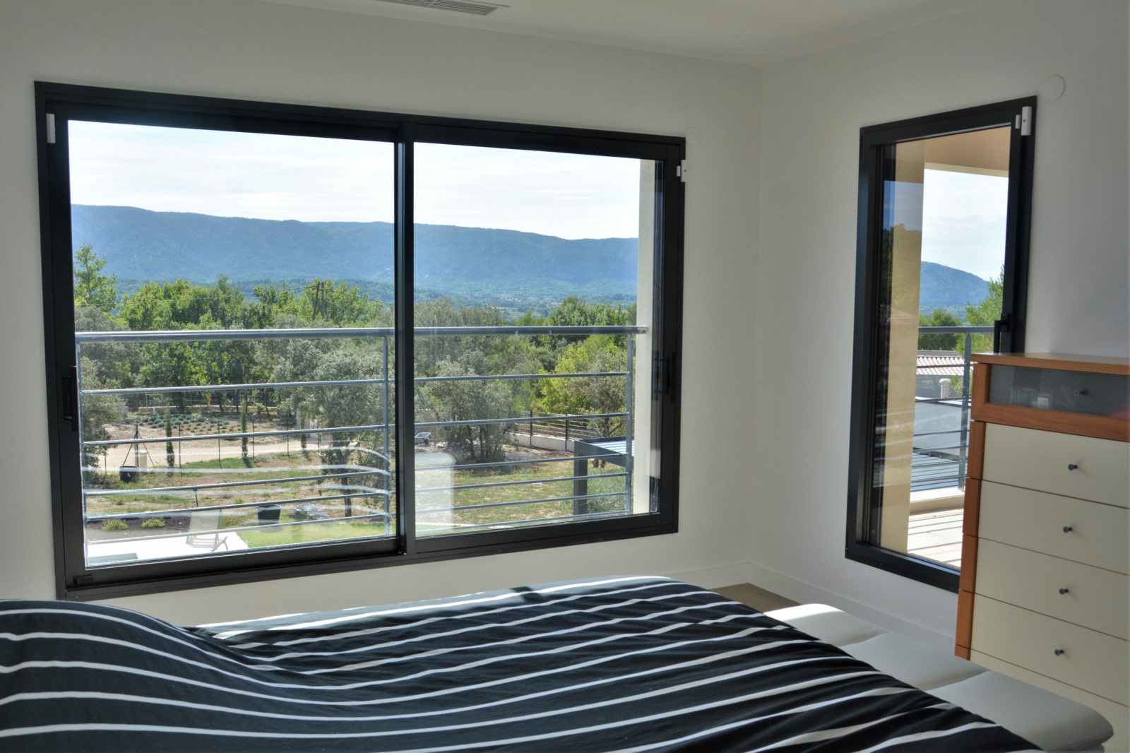 Maison contemporaine avec vue et piscine à 5 minutes de Gordes   