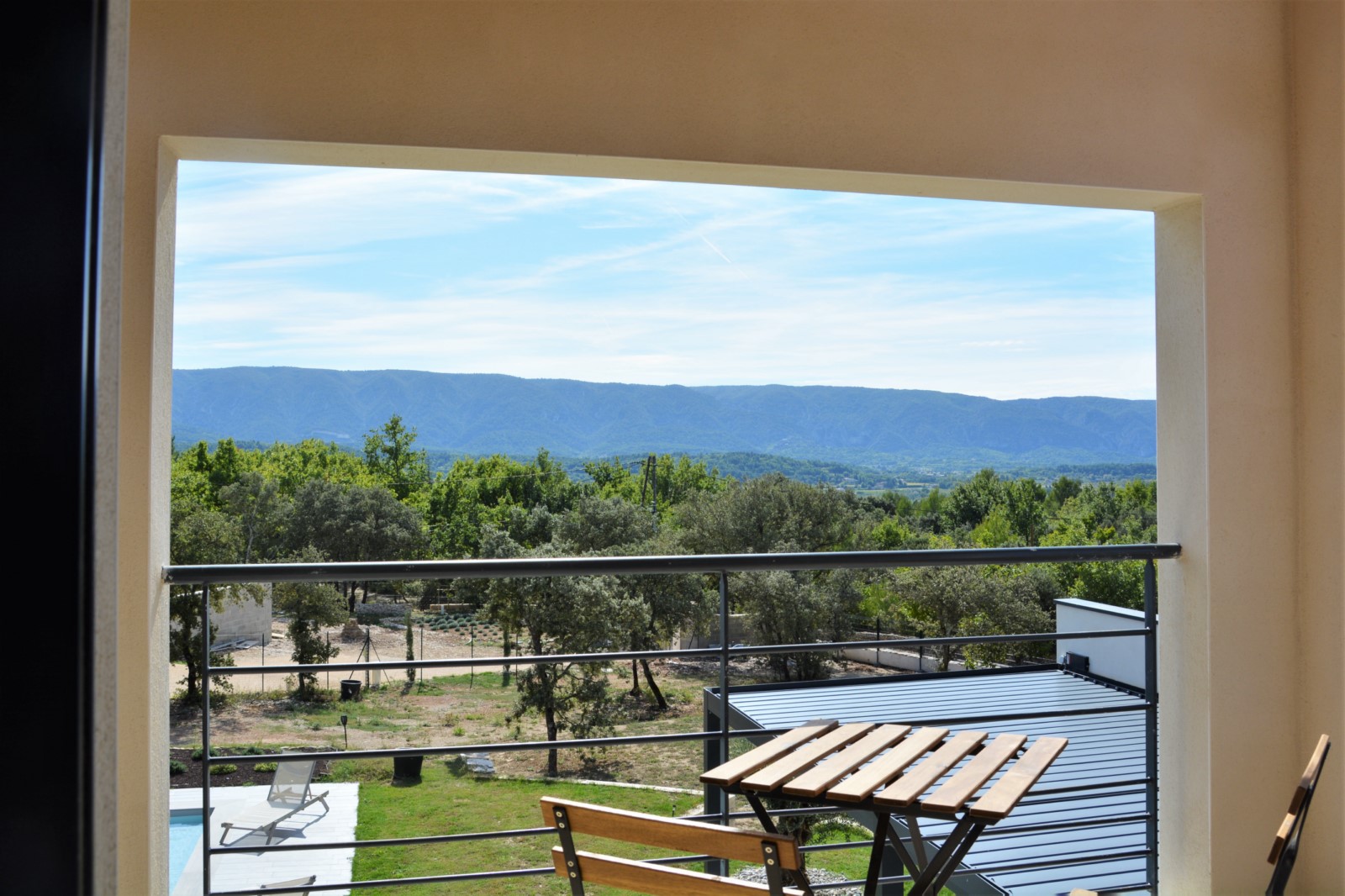 Maison contemporaine avec vue et piscine à 5 minutes de Gordes   